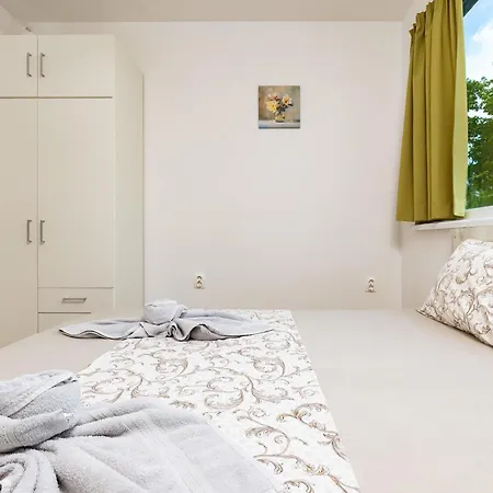 Апартамент Comfy & Modern 1br Near Mall By Flat Manаger *